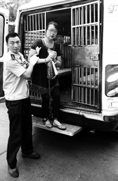 曹艷芳被帶出囚車，準(zhǔn)備到渭南市中級人民法院受審 程英晏 攝