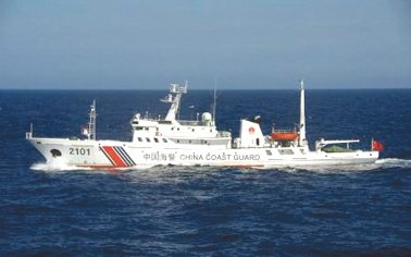 24日在釣魚島附近海域巡航的中國海警船。
