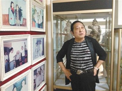 7月17日，王林向記者講述合影背后的故事。王林很樂于展示他和高官、名流的合影，但有官員曾回應(yīng)，合影不代表什么，有時候只是礙于朋友情面見他一下。新京報首席記者 張寒