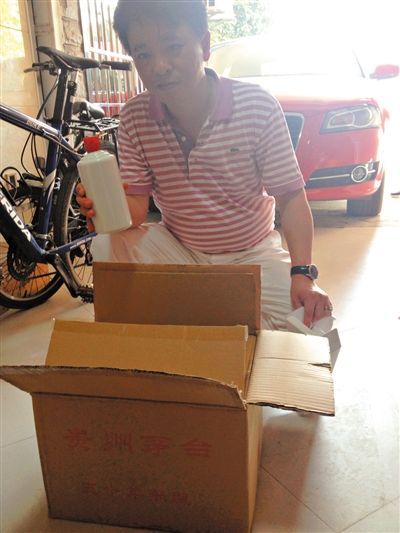 7月19日，王林的“徒弟”鄒勇向記者展示他從王林那里買到的“特供”酒。新京報首席記者 張寒