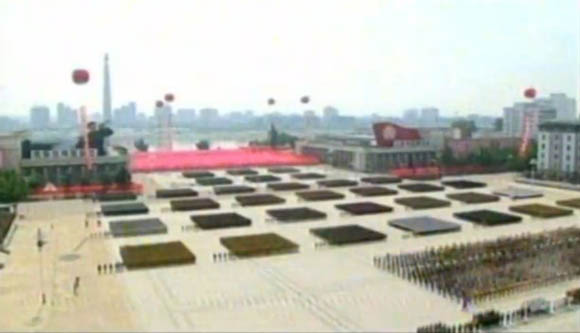 7月27日是《朝鮮停戰(zhàn)協(xié)定》簽署60周年紀(jì)念日，朝鮮在首都平壤舉行的盛大的閱兵儀式。圖為閱兵廣場(chǎng)。