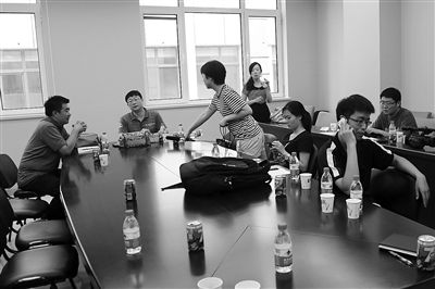 昨日，什剎海街道辦事處第四會(huì)議室，“什剎海女童練攤父親被打”事件的通氣會(huì)現(xiàn)場(chǎng)。