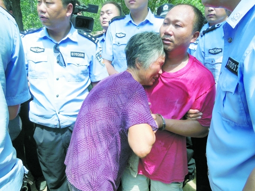 潛逃23年，歸案之時再見父母，最不能承受的究竟是誰？