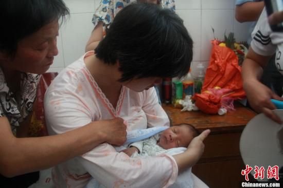 圖為陜西富平“產(chǎn)科醫(yī)生拐賣嬰兒”一案中的被拐嬰兒于8月5日中午在該縣婦幼保健院由當?shù)鼐浇挥谄涓改?。張一?攝