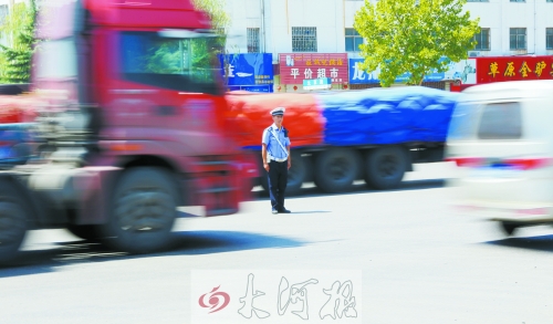 連霍高速受橋梁爆破影響禁止通車，310國道車流量迅速增加，當(dāng)?shù)亟痪块T安排大量警力保障道路暢通。