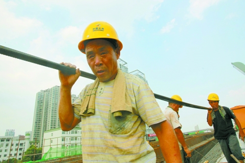 農(nóng)民工工作辛苦，權(quán)益理應(yīng)有保障。