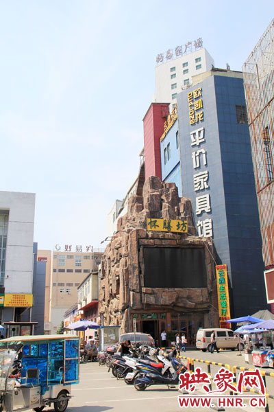 在該酒店一層的入口處，屹立著一座4層樓高的假山，氣勢雄偉。