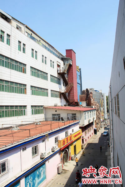 該家具賣場共6層樓，第7層建筑與其他樓層風(fēng)格迥然不同，有明顯后期加蓋痕跡