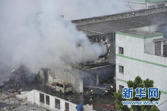 9月10日，消防人員在爆炸現(xiàn)場撲救火情。 新華社記者 梁旭 攝
