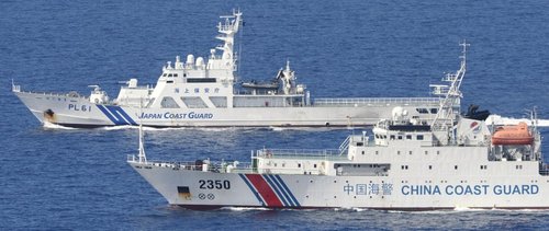日本海上保安廳的4艘巡邏船則在數(shù)百米開外與之并列航行，展開一對一較量。