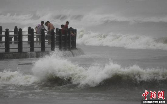 圖為11月10日，受臺風“海燕”影響，三亞海邊風大浪急。尹海明 攝