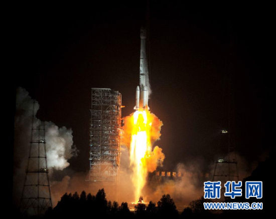 12月21日,載有玻利維亞通信衛(wèi)星的長(zhǎng)征三號(hào)乙運(yùn)載火箭點(diǎn)火發(fā)射。當(dāng)日零時(shí)42分,我國(guó)在西昌衛(wèi)星發(fā)射中心用長(zhǎng)征三號(hào)乙運(yùn)載火箭,成功將玻利維亞通信衛(wèi)星發(fā)射升空,衛(wèi)星順利進(jìn)入預(yù)定軌道。玻利維亞通信衛(wèi)星是該國(guó)擁有的第一顆衛(wèi)星。新華社記者 燕雁 攝