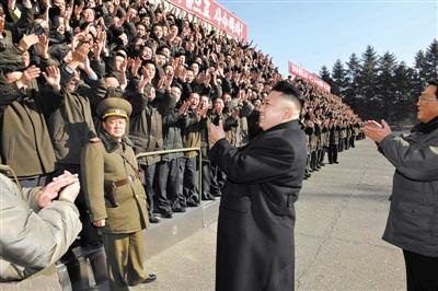 朝中社1月15日發(fā)布的圖片顯示，朝鮮最高領(lǐng)導(dǎo)人金正恩視察位于平安南道的國家科學(xué)院，與科研人員會面。