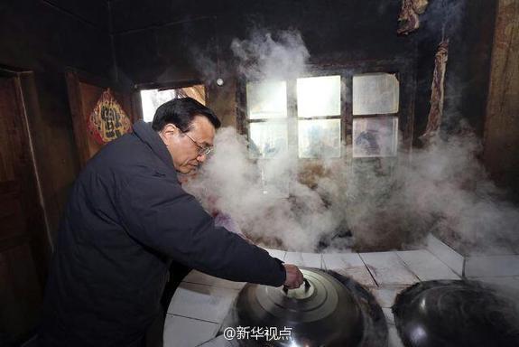 27日，李克強(qiáng)到安康旬陽(yáng)金坡村看望留守兒童。