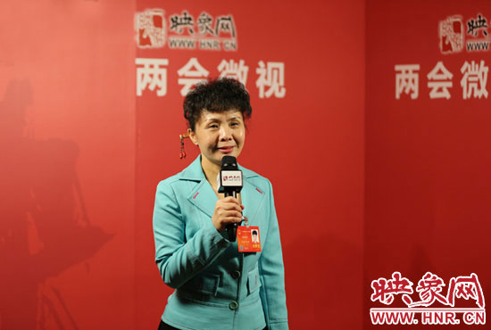 在映象網(wǎng)全國(guó)兩會(huì)北京演播室，全國(guó)人大代表、河南理工大學(xué)音樂(lè)學(xué)院副院長(zhǎng)游吟歌做客《兩會(huì)微視》訪談.