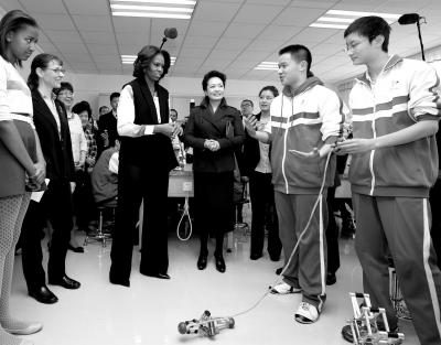 昨天上午，彭麗媛與米歇爾共同參觀北師大二附中，觀看學(xué)生們演示自己設(shè)計(jì)制作的幾何機(jī)器人。