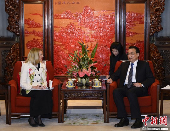 中國國務(wù)院總理李克強在北京中南海紫光閣會見了美國《科學(xué)》雜志主編瑪西婭·納特一行。