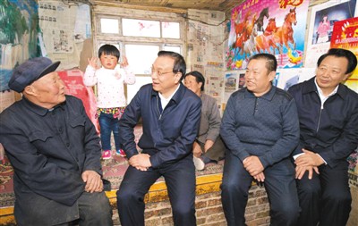 3月27日，李克強(qiáng)在內(nèi)蒙古自治區(qū)翁牛特旗橋頭鎮(zhèn)太平莊村看望貧困戶。