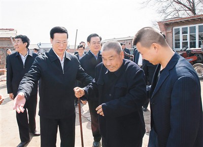 3月26日，張高麗在吉林省農(nóng)安縣農(nóng)安鎮(zhèn)小橋子村看望貧困戶王井山一家。