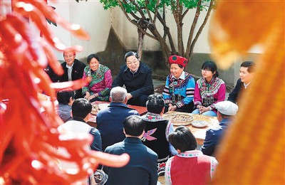 3月24日，俞正聲在云南省武定縣插甸鄉(xiāng)彝族小院農(nóng)戶家中進(jìn)行座談交流，聽取基層黨員群眾意見建議。