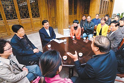 3月23日，劉云山在陜西省咸陽市禮泉縣煙霞鎮(zhèn)袁家村與基層干部群眾座談，聽取對(duì)教育實(shí)踐活動(dòng)的意見建議。