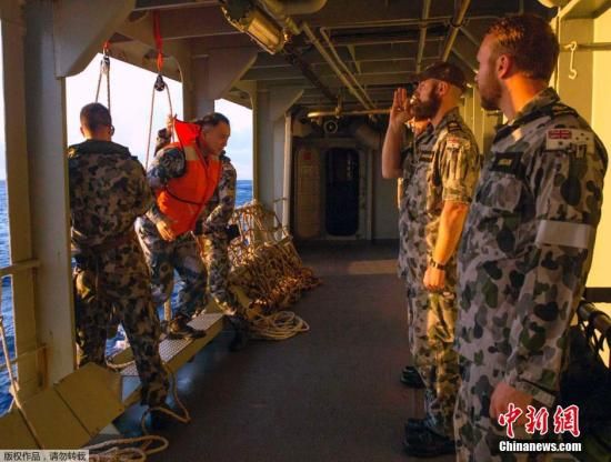 　據(jù)澳大利亞海軍4月11日發(fā)布的圖片顯示，中澳海軍海上聯(lián)合搜尋失聯(lián)客機(jī)。據(jù)悉，澳大利亞總理當(dāng)天表示，澳方執(zhí)行搜尋失聯(lián)客機(jī)任務(wù)的搜救人員已獲知黑匣子的大致位置。