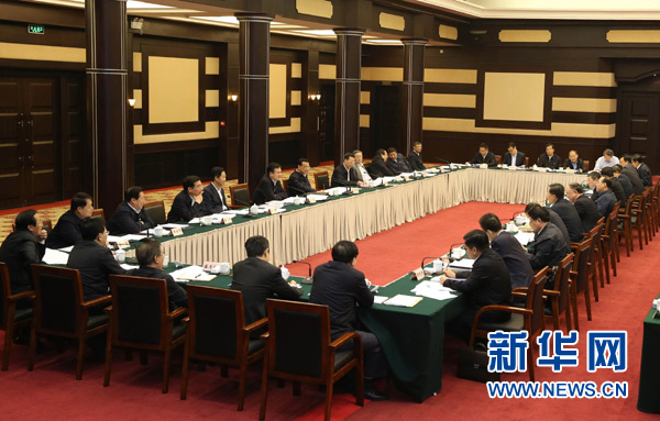 4月28日，中共中央政治局常委、國(guó)務(wù)院總理李克強(qiáng)在重慶主持召開座談會(huì)