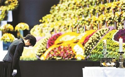 4月29日，韓國總統(tǒng)樸槿惠為“歲月”號沉沒客輪死難者默哀圖片/IC
