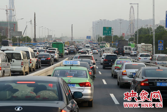 5月1日零時(shí)至3日24時(shí)，全省高速公路安全平穩(wěn)運(yùn)行，累計(jì)車流量440.53萬輛。