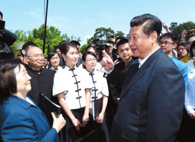 習(xí)近平在校園觀看北大師生紀(jì)念五四運(yùn)動(dòng)95周年青春詩會時(shí)同朗誦者親切交談。新華社發(fā)