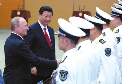 習(xí)近平與普京共同出席中俄聯(lián)合軍演開幕式。