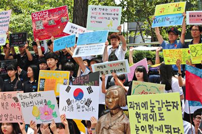 6月4日,韓國首爾,韓國慰安婦和民眾在日本駐韓大使館門前集會,要求日本政府承認并解決慰安婦問題。