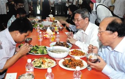 昨日中午，國臺(tái)辦主任張志軍（右二）在臺(tái)中市長(zhǎng)胡志強(qiáng)的陪同下和盲校的孩子共進(jìn)午餐。當(dāng)晚，張志軍結(jié)束訪臺(tái)回京。 新華社發(fā)