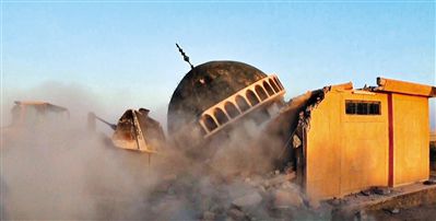 ISIS武裝人員駕駛推土機(jī)推倒一座清真寺的墻體。