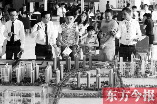 昨天上午，在鄭州市區(qū)一售樓部內(nèi)，看房的顧客比平時多了不少