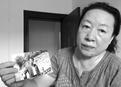 劉吉強(qiáng)的姐姐劉麗霞手持弟弟當(dāng)年的照片。劉吉強(qiáng)在給家人的書信中多次要求申冤，家人為此奔走了16年。京華