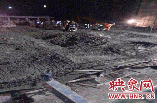 圖為事故現(xiàn)場(chǎng)情況，當(dāng)?shù)厝罕姽﹫D。