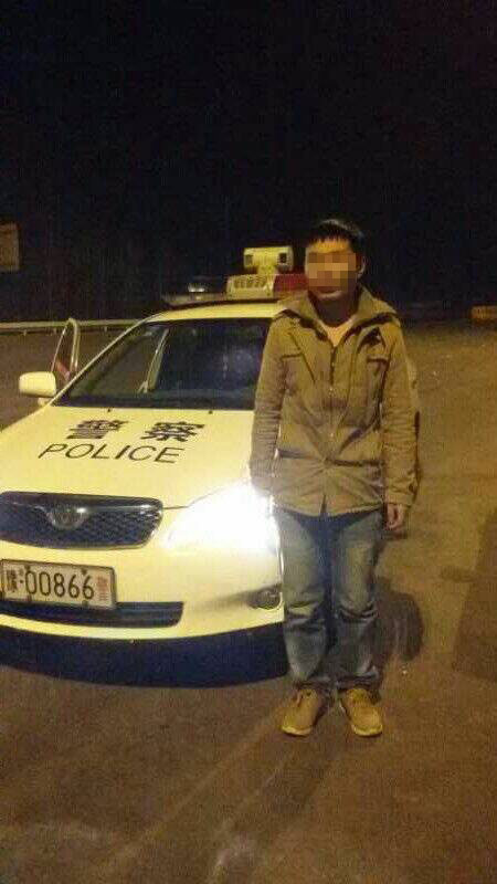 男子被父親拋棄后，在高速交警的幫助下才得以回家。