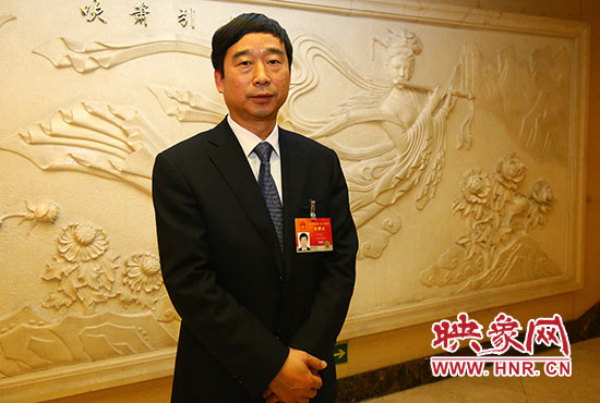 全國人大代表、信陽市委副書記、市長喬新江表示，信陽明港機(jī)場將成為鄭州航空港區(qū)有效補(bǔ)充。