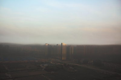 鄭州遇“平流霧”，上空晴朗，城市被黑霧籠罩