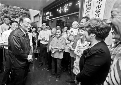 5月8日，王岐山與海寧市鹽官鎮(zhèn)桃園村黨委班子成員、老黨員和群眾親切交流供圖/新華社