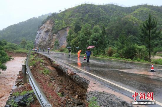 圖為5月19日，江西贛州石城縣珠坑鄉(xiāng)塘臺(tái)村通往福建寧化縣的公路出現(xiàn)塌方。陳小強(qiáng) 攝
