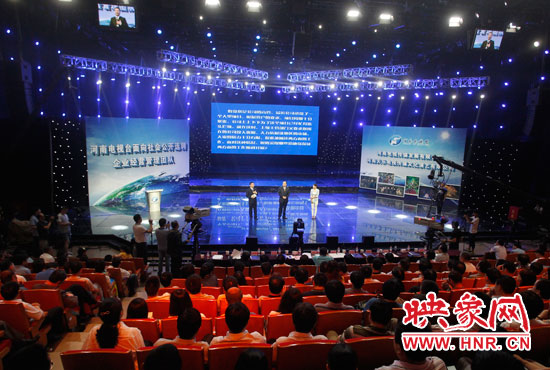16日上午，河南電視臺1500平米演播廳內(nèi)座無虛席。