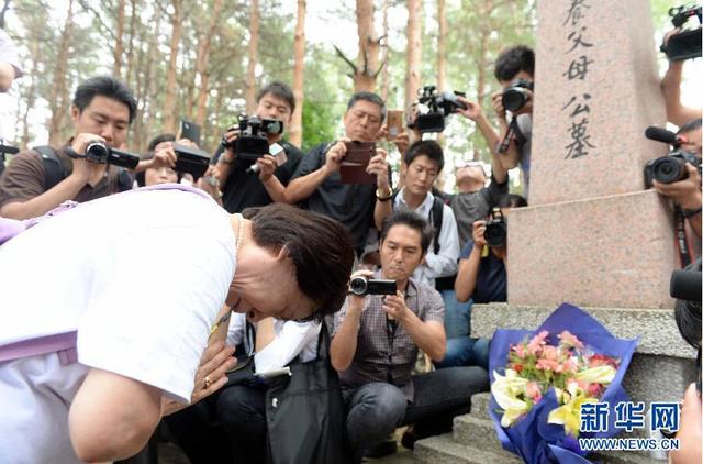 日本遺孤哈爾濱祭拜中國養(yǎng)父母公墓 激動(dòng)淚流