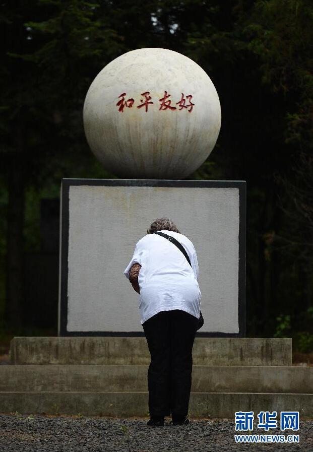 日本遺孤哈爾濱祭拜中國養(yǎng)父母公墓 激動(dòng)淚流