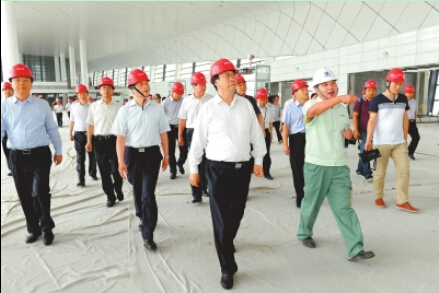 8月31日上午，郭庚茂謝伏瞻等察看鄭州機場二期工程建設(shè)情況。