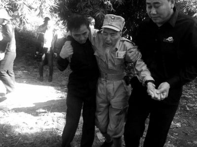 89歲老兵繆焜得知不能接到遺骸后嚎啕大哭。組織方供圖