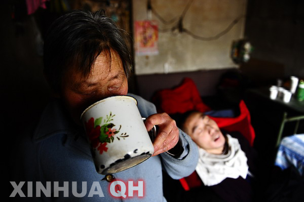 3月29日，楊林睡著了，母親邵秀景喝上一口水。