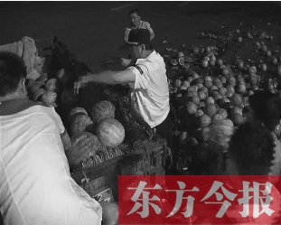 昨日凌晨，鄭州街頭，眾多愛心市民幫瓜農(nóng)撿拾西瓜