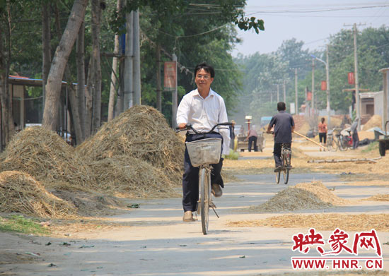 圖為王格現(xiàn)騎著自行車去學校。